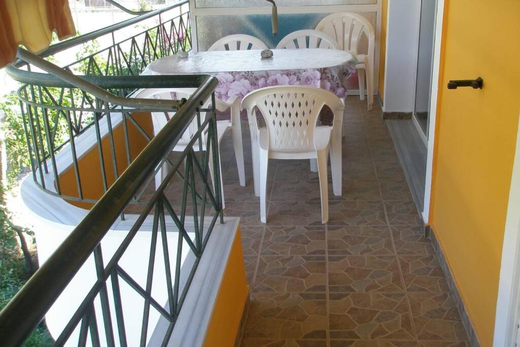 Lina'S Apartment Himare Bagian luar foto