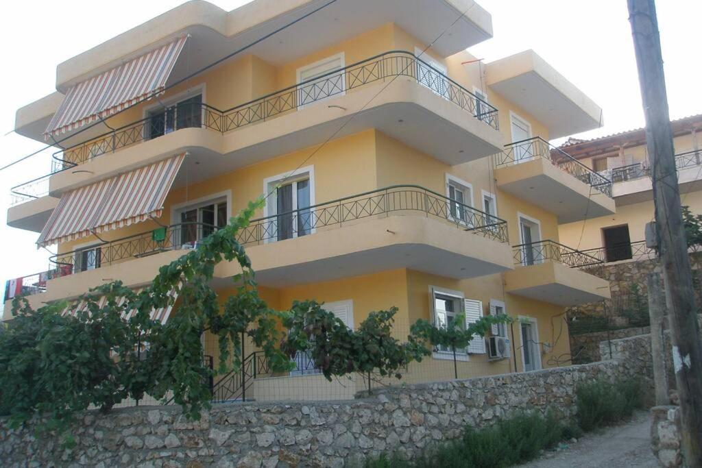 Lina'S Apartment Himare Bagian luar foto